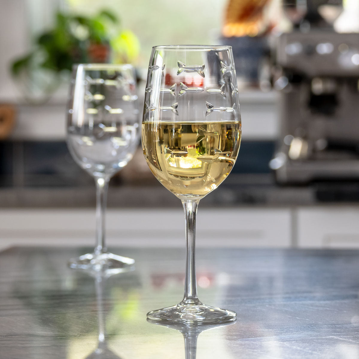 Rolf Glass School of Fish 12oz White Wine Glass with white wine